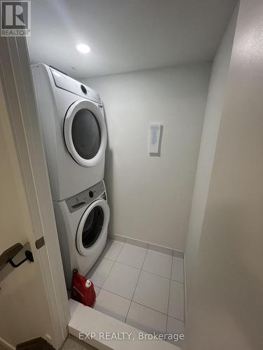 239 - 121 Honeycrisp Crescent, Vaughan, ON - Indoor Photo Showing Laundry Room