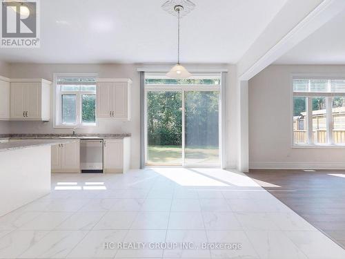 15 Trail Boulevard, Springwater (Minesing), ON - Indoor Photo Showing Kitchen