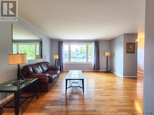 347 Nosov Drive, Iroquois Falls, ON - Indoor Photo Showing Living Room