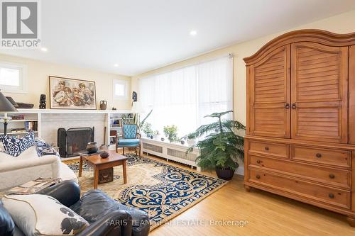 208 Edward Street, Orillia, ON - Indoor Photo Showing Living Room