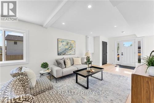 40 Parkview Avenue, Fort Erie, ON - Indoor Photo Showing Living Room