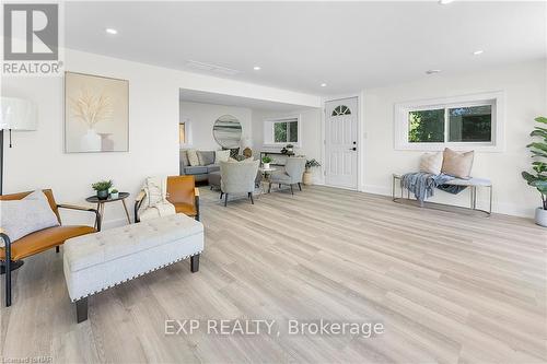 40 Parkview Avenue, Fort Erie, ON - Indoor Photo Showing Living Room