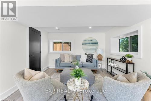 40 Parkview Avenue, Fort Erie, ON - Indoor Photo Showing Living Room