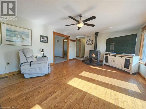 6806 21 Highway, South Bruce Peninsula, ON - Indoor Photo Showing Living Room