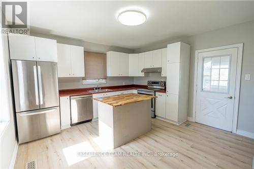 543 Gloucester Street, Cornwall (717 - Cornwall), ON - Indoor Photo Showing Kitchen With Double Sink