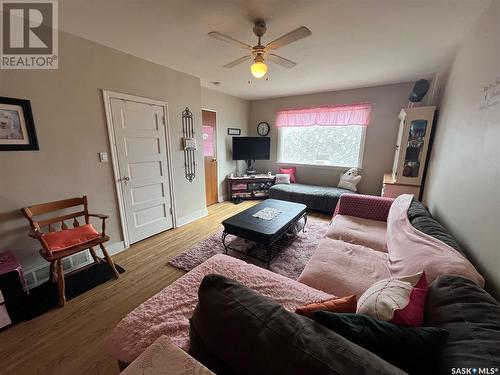 113 H Avenue N, Saskatoon, SK - Indoor Photo Showing Living Room