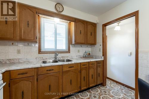 79 Roundhill Court, London, ON - Indoor Photo Showing Kitchen With Double Sink