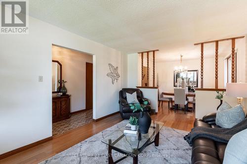 79 Roundhill Court, London, ON - Indoor Photo Showing Living Room