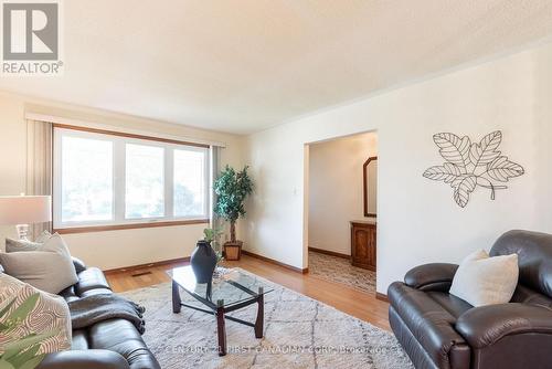 79 Roundhill Court, London, ON - Indoor Photo Showing Living Room