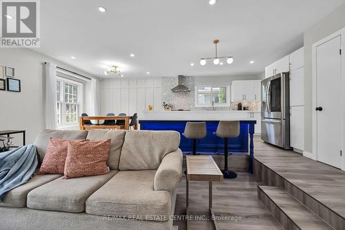 23 Ameer Drive, St. Catharines, ON - Indoor Photo Showing Living Room