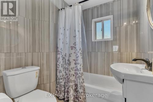 15 Lincoln Street, Hamilton (Crown Point), ON - Indoor Photo Showing Bathroom