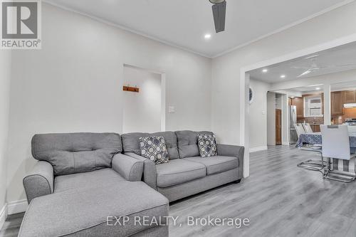 15 Lincoln Street, Hamilton (Crown Point), ON - Indoor Photo Showing Living Room