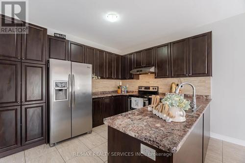 58 Russell Creek Drive, Brampton (Sandringham-Wellington North), ON - Indoor Photo Showing Kitchen With Upgraded Kitchen