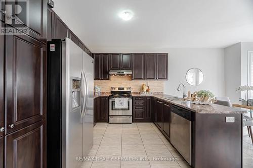 58 Russell Creek Drive, Brampton (Sandringham-Wellington North), ON - Indoor Photo Showing Kitchen With Upgraded Kitchen