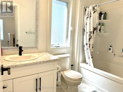 27 Christopher Court, London, ON - Indoor Photo Showing Bathroom