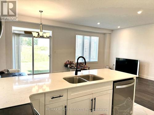 27 Christopher Court, London, ON - Indoor Photo Showing Kitchen With Double Sink