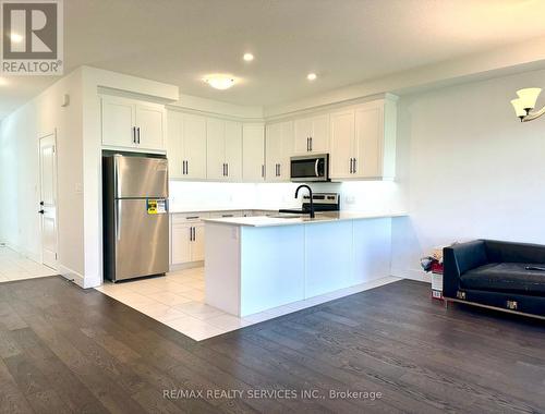 27 Christopher Court, London, ON - Indoor Photo Showing Kitchen