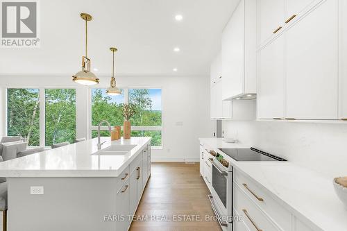 25 Deerhurst Highlands Drive, Huntsville, ON - Indoor Photo Showing Kitchen With Upgraded Kitchen