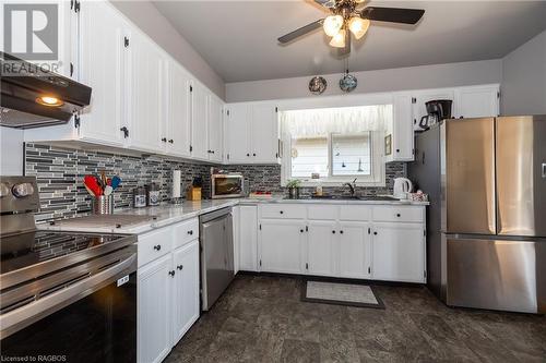 1940 8Th Avenue E, Owen Sound, ON - Indoor Photo Showing Kitchen