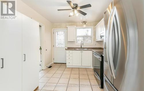 6119 Wabukayne Court, Mississauga (Meadowvale), ON - Indoor Photo Showing Kitchen