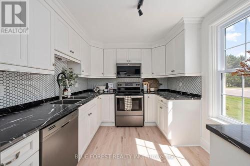 157 Main Street, Southwest Middlesex (Glencoe), ON - Indoor Photo Showing Kitchen With Stainless Steel Kitchen With Double Sink