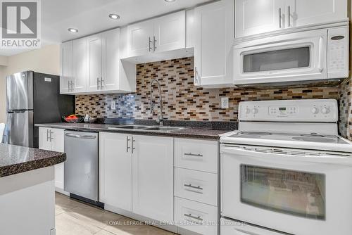 40 Rusthall Way, Brampton (Madoc), ON - Indoor Photo Showing Kitchen With Double Sink