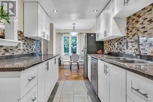 40 Rusthall Way, Brampton (Madoc), ON - Indoor Photo Showing Kitchen With Double Sink With Upgraded Kitchen