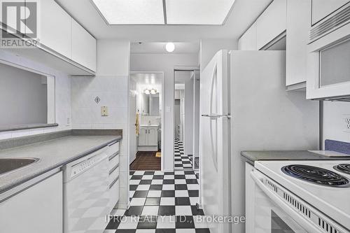 807 - 2550 Lawrence Avenue E, Toronto (Dorset Park), ON - Indoor Photo Showing Kitchen