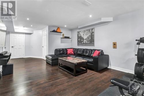 18 Sutcliffe Terrace, Ottawa, ON - Indoor Photo Showing Living Room