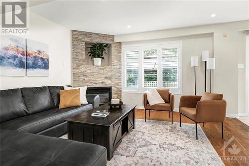 18 Sutcliffe Terrace, Ottawa, ON - Indoor Photo Showing Living Room