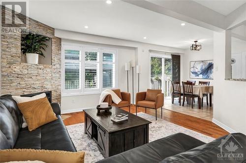 18 Sutcliffe Terrace, Ottawa, ON - Indoor Photo Showing Living Room