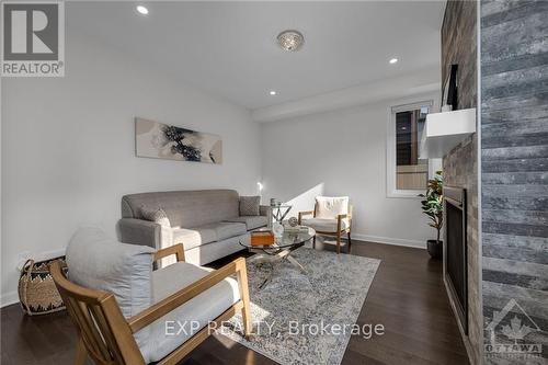 921 Lakeridge Drive, Ottawa, ON - Indoor Photo Showing Living Room