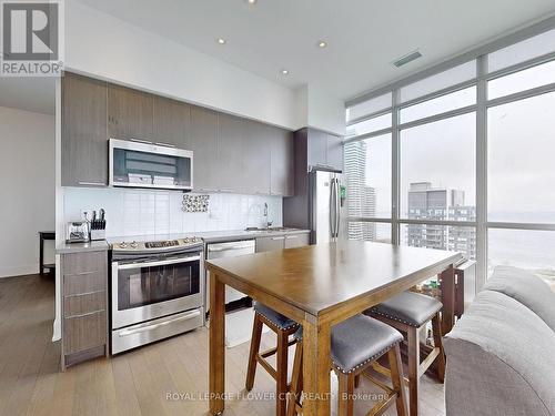 Ph 01 - 10 Park Lawn Road, Toronto (Mimico), ON - Indoor Photo Showing Kitchen With Upgraded Kitchen