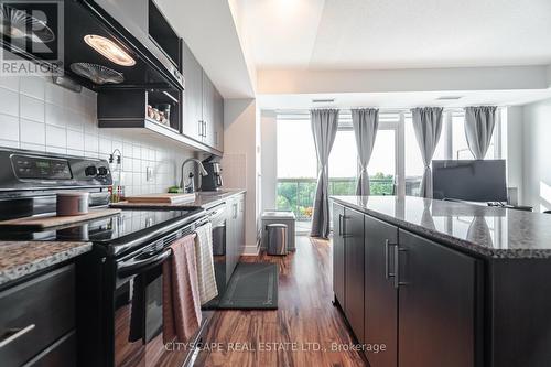 820 - 35 Brian Peck Crescent W, Toronto (Thorncliffe Park), ON - Indoor Photo Showing Kitchen With Upgraded Kitchen