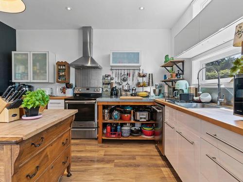 Dwelling - 5810 Rue Villiers, Brossard, QC - Indoor Photo Showing Kitchen