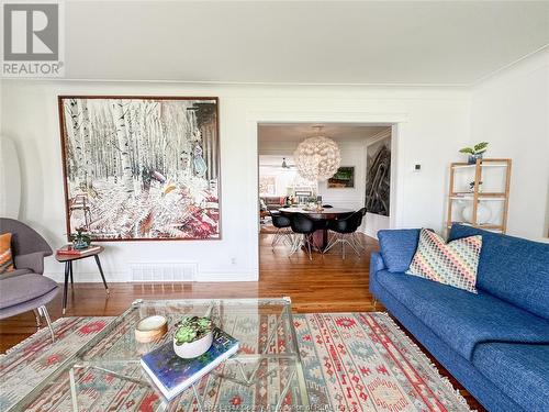 8235 Riverside Dr E, Windsor, ON - Indoor Photo Showing Living Room