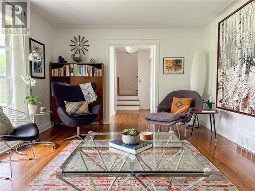 8235 Riverside Dr E, Windsor, ON - Indoor Photo Showing Living Room