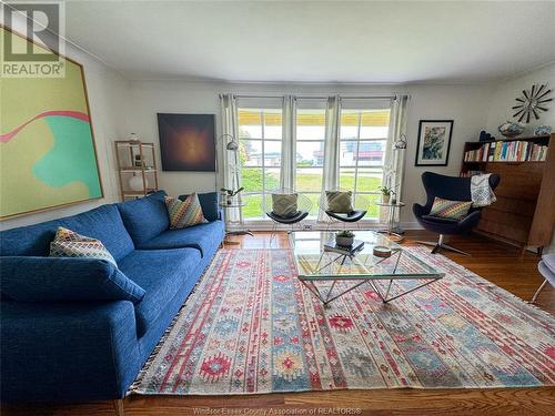 8235 Riverside Dr E, Windsor, ON - Indoor Photo Showing Living Room