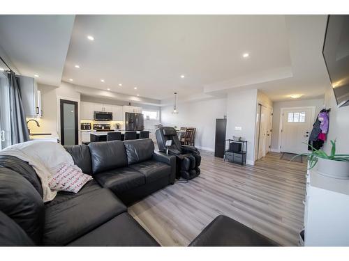 2992 Eagle Ridge Point N, Cranbrook, BC - Indoor Photo Showing Living Room