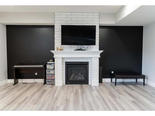 2992 Eagle Ridge Point N, Cranbrook, BC - Indoor Photo Showing Living Room With Fireplace