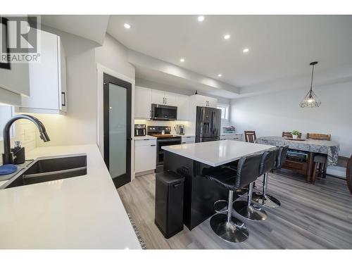 2992 Eagle Ridge  N Point, Cranbrook, BC - Indoor Photo Showing Kitchen With Double Sink With Upgraded Kitchen