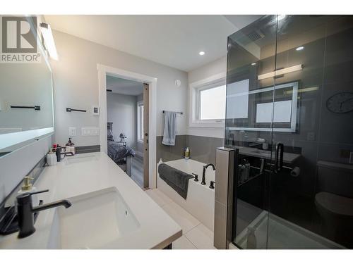 2992 Eagle Ridge  N Point, Cranbrook, BC - Indoor Photo Showing Bathroom