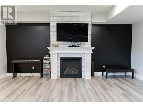 2992 Eagle Ridge  N Point, Cranbrook, BC - Indoor Photo Showing Living Room With Fireplace