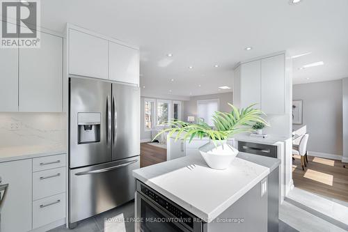 1575 Woodhenge Way, Mississauga, ON - Indoor Photo Showing Kitchen With Stainless Steel Kitchen