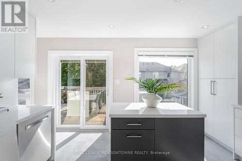 1575 Woodhenge Way, Mississauga, ON - Indoor Photo Showing Kitchen