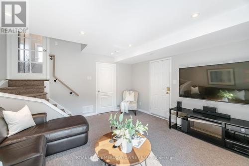 1575 Woodhenge Way, Mississauga, ON - Indoor Photo Showing Living Room