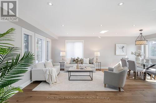 1575 Woodhenge Way, Mississauga, ON - Indoor Photo Showing Living Room