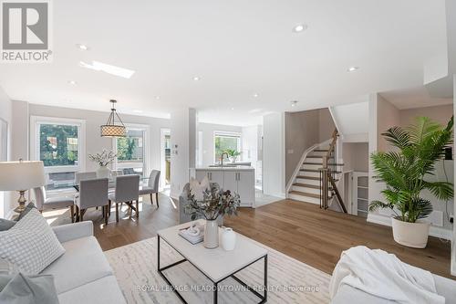 1575 Woodhenge Way, Mississauga, ON - Indoor Photo Showing Living Room