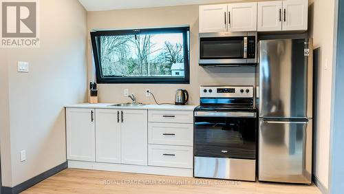 6010 Rice Lake Scenic Drive, Hamilton Township, ON - Indoor Photo Showing Kitchen