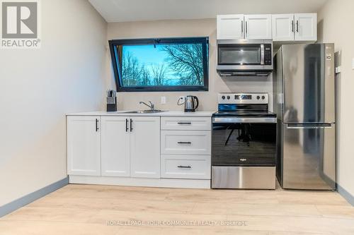 6010 Rice Lake Scenic Drive, Hamilton Township, ON - Indoor Photo Showing Kitchen